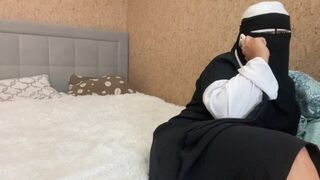 Arabische Frau sprechen am Telefon und berühren ihre Muschi zum Orgasmus