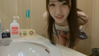 Süße japanische Mädchen gefickt in einem gewöhnlichen Café mit Spielzeug und Schlag Jobs