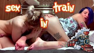 Trans Girl fickt ihre Freundin im Zug, bis niemand sieht