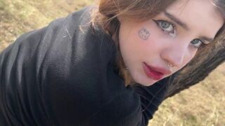 Hot nymphoman fickt die Exhibitionist in den Wäldern