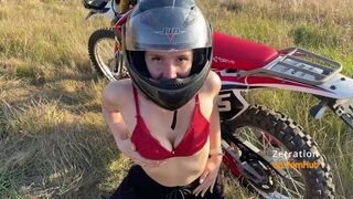 Hot Biker-Chick saugt den Biker im Enduro-Feld