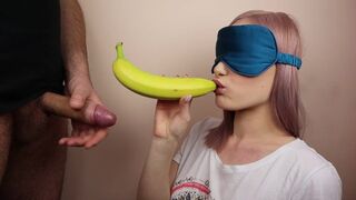 Kleine Stiefschwester spielen im Fruchtspiel blindfolded