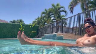 Heißes arabisches Mädchen, nackt, verwöhnt sich im Pool