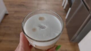 Horned Ehemann trinkt Kaffee mit dem Geschmack von Spermien, nachdem seine Frau seinen Freund saugte und sein Mund gefüttert wurde