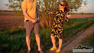 Ziemlich sari bhabhi fragte nach Richtungen von einem Desi-Freund, und sie fickten ihn hart im lila Sonnenuntergang