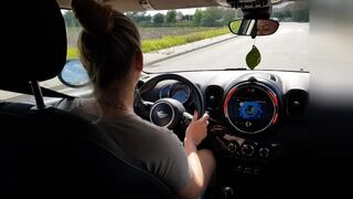 Heiße Frau saugt einen Fremden in einem Auto auf der öffentlichen Straße