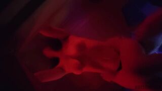Hot Milfs werden in Hunde in der Sauna gefickt