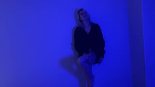 Sensitive blonde Bomber masturbiert wild mit seinem großen Arsch und Brüste
