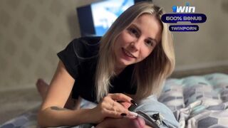 Amateur blond Mädchen mit einem großen Schwanz