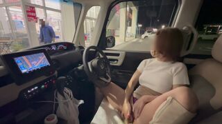 Pervert, Big-Brust Milf masturbiert im Auto in der Öffentlichkeit, obwohl ein junger Kerl sehen kann