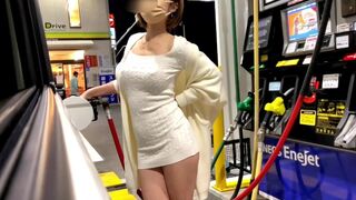 Hot lady zeigt sich im geschäft mit großen titten und wird begeistert von peepers