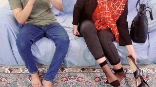 Hot milf ficken ein fremder's schwanz während er starrt auf ihr Mann's telefon