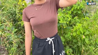 Teenage asiatische Mädchen mit wild saugen und schlucken die Spray