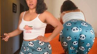 Stepmother Mostoha schimpft ihren Schritt und bittet um eine Massage, um Stress zu entlasten