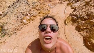Eine starke gelbe Pee am öffentlichen Strand und füllt mein Gesicht an der Küste Brasiliens