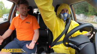 Falsche Fahrschule - Tussi steigt im Schutzanzug ins Auto