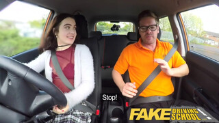 Fake Fahrschule - neue Schülerin enge Pussy initiiert