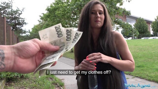 Public Agent - Lara Fox kann für Geld gefickt werden