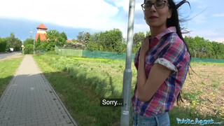 Public Agent - schüchternes Teenager-Mädchen auf der Wiese