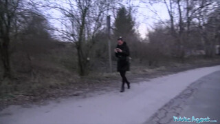 Public Agent - Alicia Wild zeigt ihre Titten