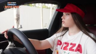 Ich fickte das Pizza-Mädchen, um zu spät zu sein, und ich belohnte ihre Muschi mit einem riesigen Geschmack