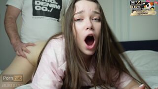 Er erwischt seine Stiefschwester Moaning, und er erwartete nicht zwei harte Schwänze - valeria sladkih