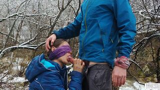 Öffentlicher Blowjob und Schwanz Ingestion auf dem Ufer des Bergflusses