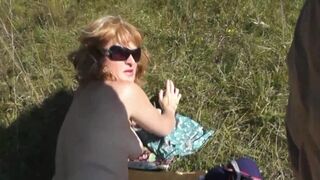 Wilder Strand pervert peeking an einem sexy blond milf während sunbathing nackt, schlagen harten Schwanz und spritzen in einem pow