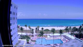Nackt am Miami Strand, Hotelzimmerfenster am Meer