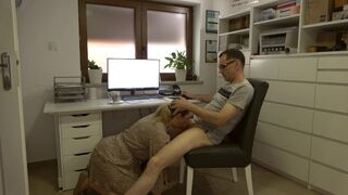 Sekretär bringt Kaffee ins Büro, dann fährt er hart mit seiner engen Muschi, drückt sein Gesicht