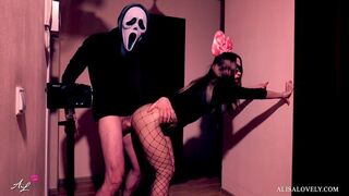 Maskierte verrückt hart ficken die braune Mädchen vor dem Spiegel - Halloween Rolle spielen Fetisch Doppelspiel