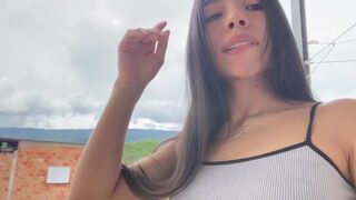 Fiery Latin teen zeigt ihren großen Arsch und behandelt sich Ihnen