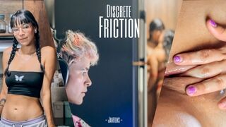 Köstliche Finger! Freundinnen essen einander mit Küssen und ficken sich mit ihrem beschäftigten Nachbarn