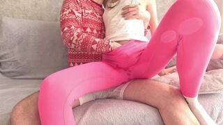Er sprühte den Doppel-Cremepie in Leggings