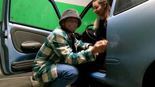 Shy Mädchen saugen und fickt hart auf dem Parkplatz mit einem Gesicht zu Gesicht