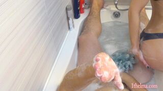 Sensitive Orgasmus in einer Badewanne in einem Pov
