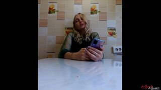 Blond Mädchen lesen Harry Potter sitzen auf einem Vibrator