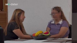 Heiß reife Frau gefingert junge lesbische Muschi, während sie genießt ihre Spritzing