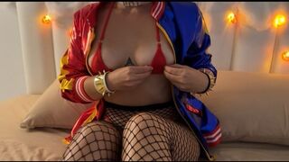 Ufo fickt die heiße Harley Quinn in einer roten Mikrowelle Bikini in jedem Loch