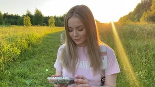 Frische Frau betrogen ihren Mann mit einem Wald in jedem Loch