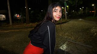 Die öffentliche Abholung endet in einem wilden Dreier, wenn Sie der Anal zustimmen