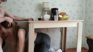 Er gab mir einen schnellen Schlagjob unter dem Tisch