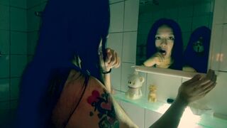 Wild Asian cosplay Hündin mit Kondomen gefüllt