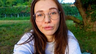 Allein auf dem Feld: Ich präsentiere meine riesige Muschi und Klitoris als Teenager-Mädchen