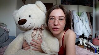 Die cremigste Teenpussy auf dem Planeten ist ein Teddybär