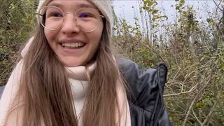 Wilder 18-jähriger Teenager pissing im offenen mit riesiger Muschi