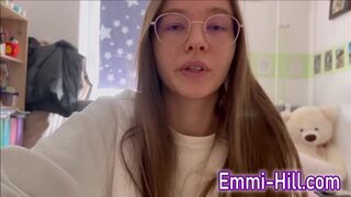 Teenage Hündin bekommt einen harten Finger und Sprays!