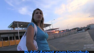 PublicAgent - das arme Mädchen glaubt wirklich, dass sie ein Model sein kann