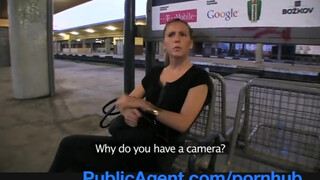 PublicAgent - trauriges Mädchen, das auf einen Zug wartet