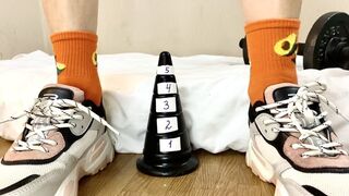 Herausforderung: Wie lange kann ich auf einem Kegel sitzen - wenig nika